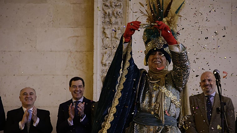 Royal Herald mostrando a chave da cidade