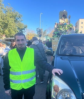 Imagen secundaria 2 - Arriba, Baltasar, encarnado por 'Mogan' el peluquero; abajo, responsables tanto del Distrito Sur como de la parroquia de Jesús Obrero; a la derecha, el hermano mayor de Bendición Esperanza, Ángel Hartmann, velando por la seguridad de la cabalgata