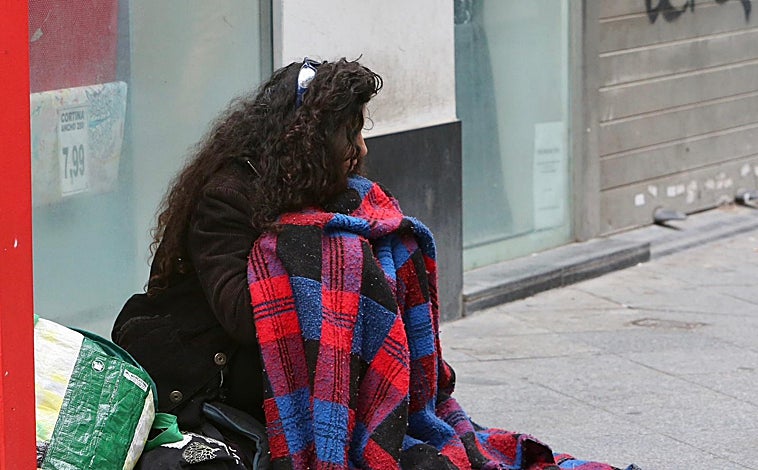 Imagem principal: acima, uma mulher sentada no chão se cobre com um cobertor; Abaixo, na praça, está sentado um homem com a cabeça baixa e à direita está outra mulher implorando. 