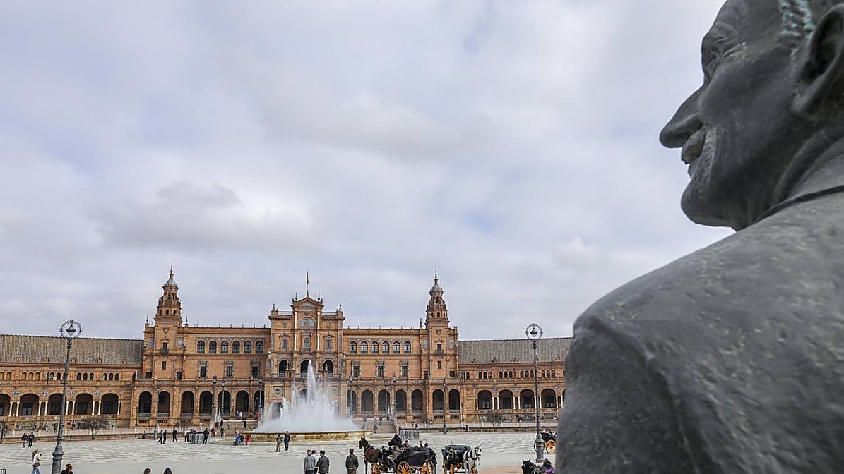 Escultura de Aníbal González con la Plaza de España de fondo