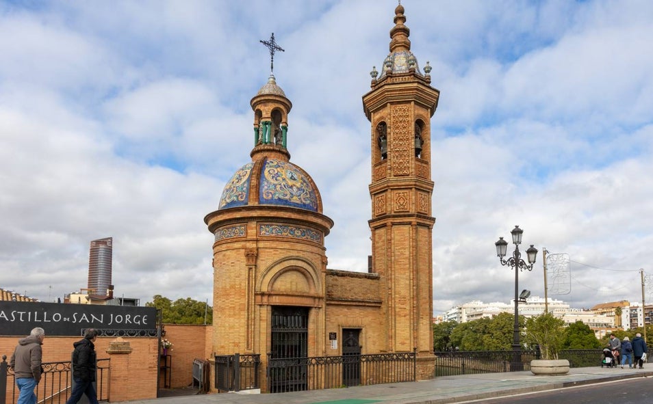 Imagen principal - Capillita del Carmen del Puente de Triana, Basamentos de la Basílica de la Inmaculada Milagrosa y Casa del Conde de Ibarra 