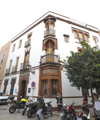 Imagen secundaria 2 - Capillita del Carmen del Puente de Triana, Basamentos de la Basílica de la Inmaculada Milagrosa y Casa del Conde de Ibarra 