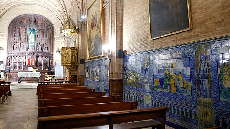 Púlpito de Anibal Gonzalez e azulejos Bacarizas na Capela Luises
