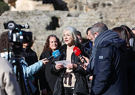 Imagem secundária 1. Acima foto de família com especialistas envolvidos no projeto “Itálica, Cidade Cerimonial” promovido pela Diretoria através de seu consultor; canto inferior esquerdo; À direita: Documentação que será enviada na tarde deste domingo e será recebida pelo governo nesta segunda-feira.