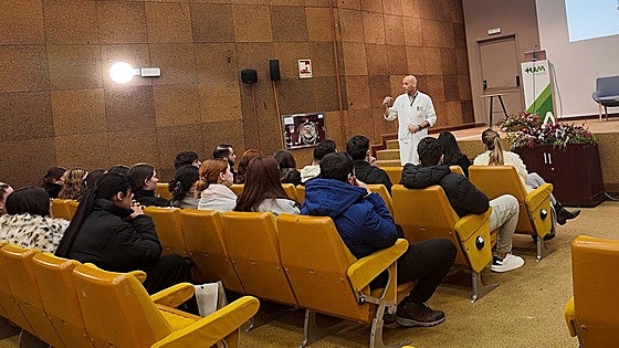 El Hospital Virgen Macarena retoma sus charlas antitabaquismo para jóvenes: «Vapear produce lesiones pulmonares»