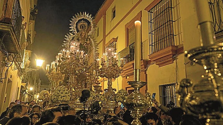 A Virgem do Amparo em sua procissão de novembro