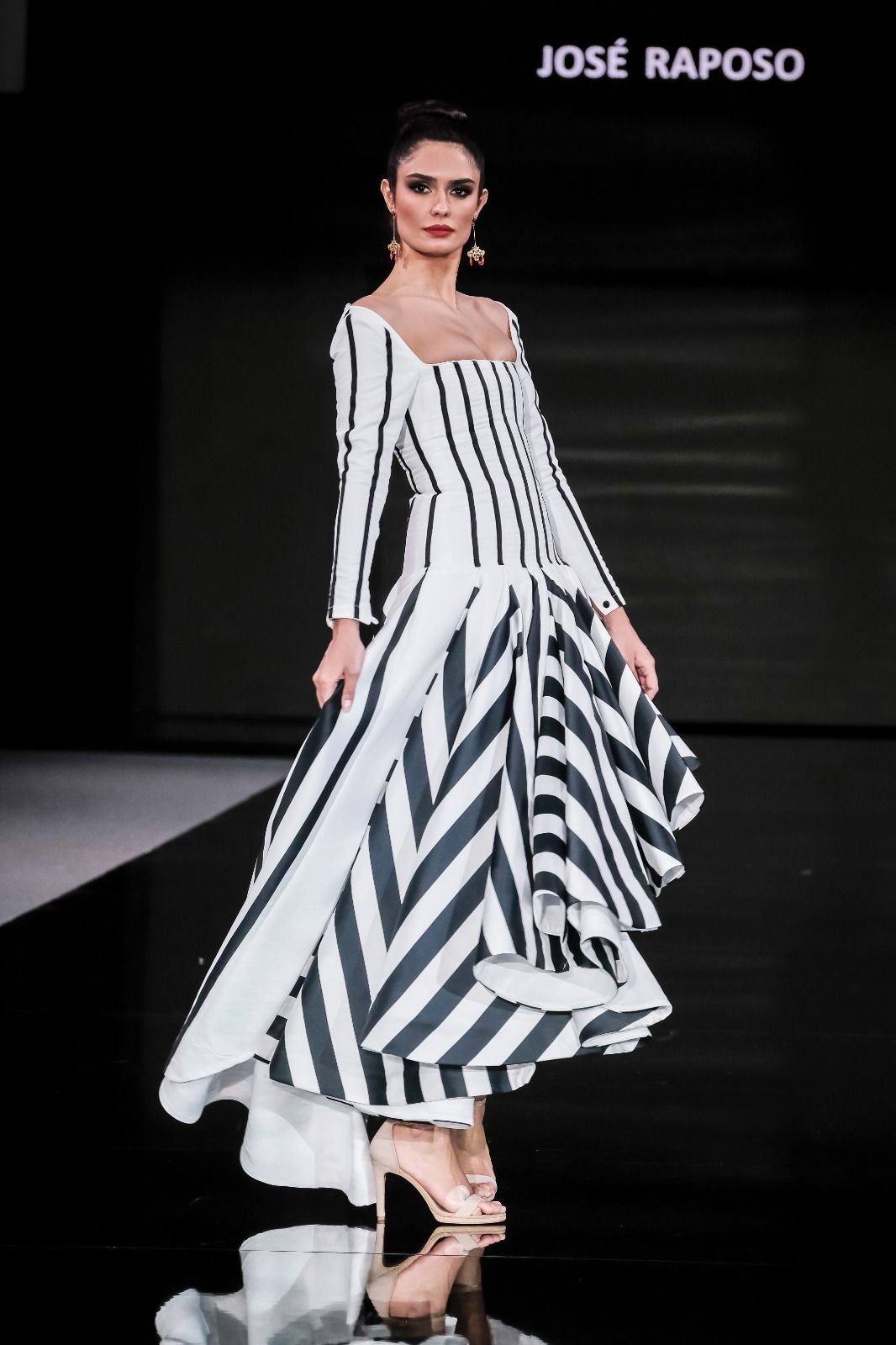 El desfile de José Raposo y Ana Morón en SIMOF 2026, en imágenes