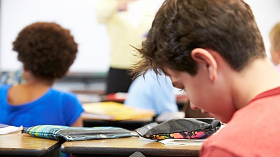Acoso «silencioso» en WhatsApp de clase: señales, pantallazos útiles y cómo activar el protocolo del centro