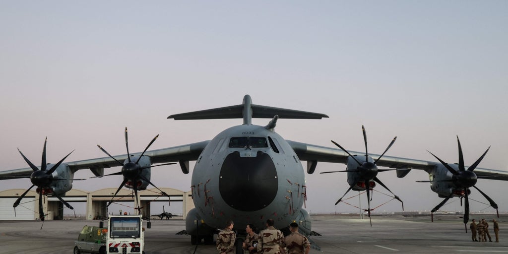 Airbus entrega en Sevilla el primer A400M con el sistema antimisiles de Indra