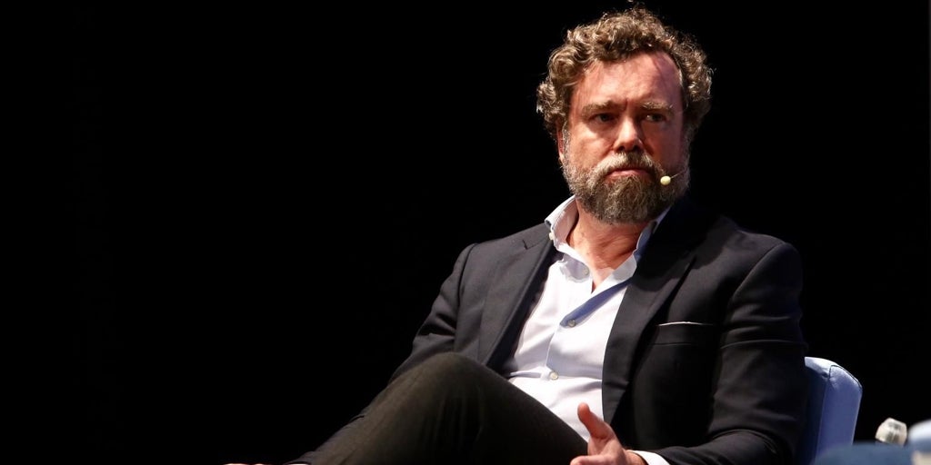 Iván Espinosa de los Monteros, en Tomares: «Hay un deseo de sustituir a todos los fachas por gente migrante»