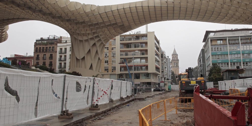 Aparecen restos romanos en la obra del tranvibús en la plaza de la Encarnación de Sevilla