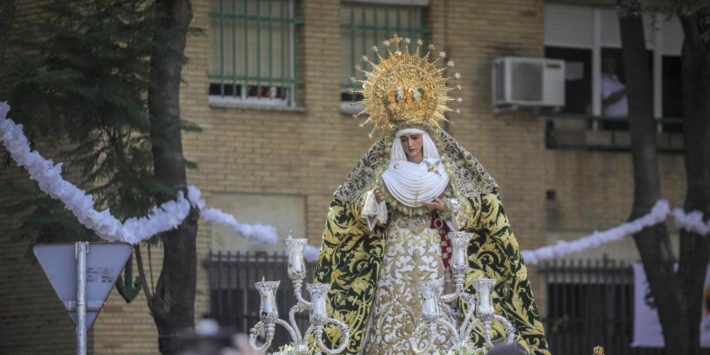 El tercer manto de la Esperanza de Triana y la nueva túnica del Cristo de las Tres Caídas no estarán listos para esta Semana Santa