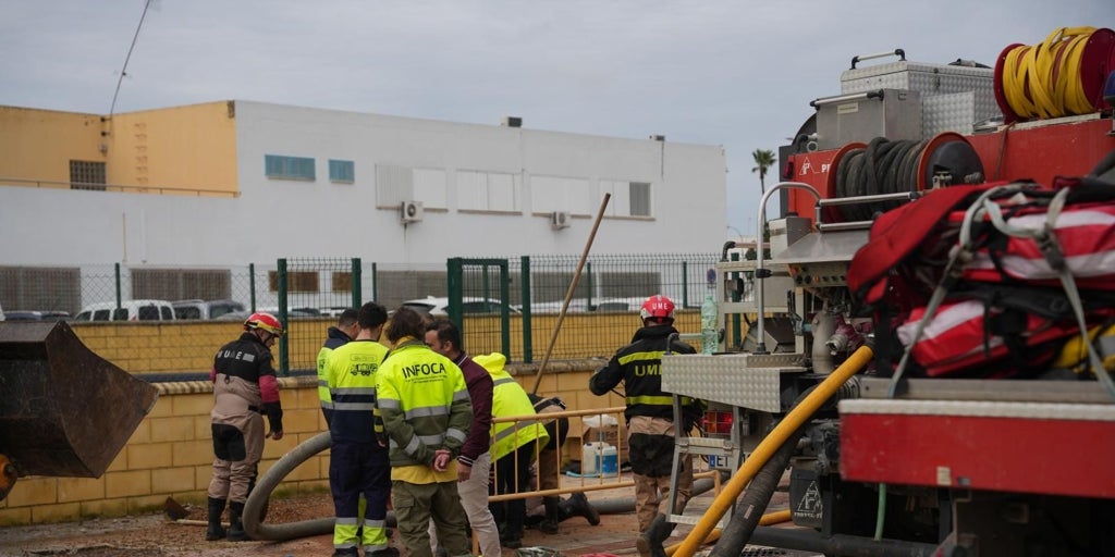 El riesgo de derrumbe de dos viviendas en Pruna aumenta a diez el número de desalojados por el temporal en Sevilla