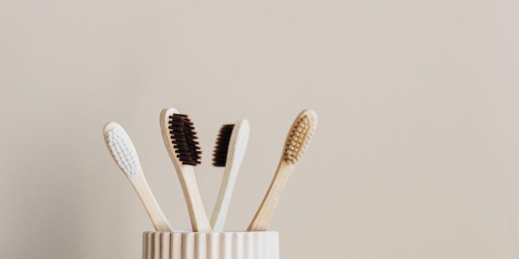 Los dentistas advierten: «No dejes el cepillo de dientes en un vaso en el lavabo»