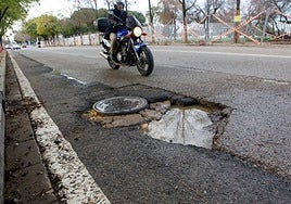 La falta de mantenimiento destroza las carreteras de Sevilla