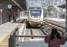 La conexión del tren Sevilla-Huelva, restablecida tras un problema de falta de tensión en la catenaria