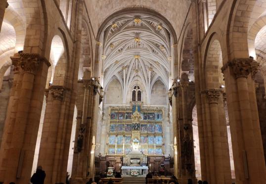 Basílica de San Isidoro de León. Su tumba se encuentra en el altar mayor.