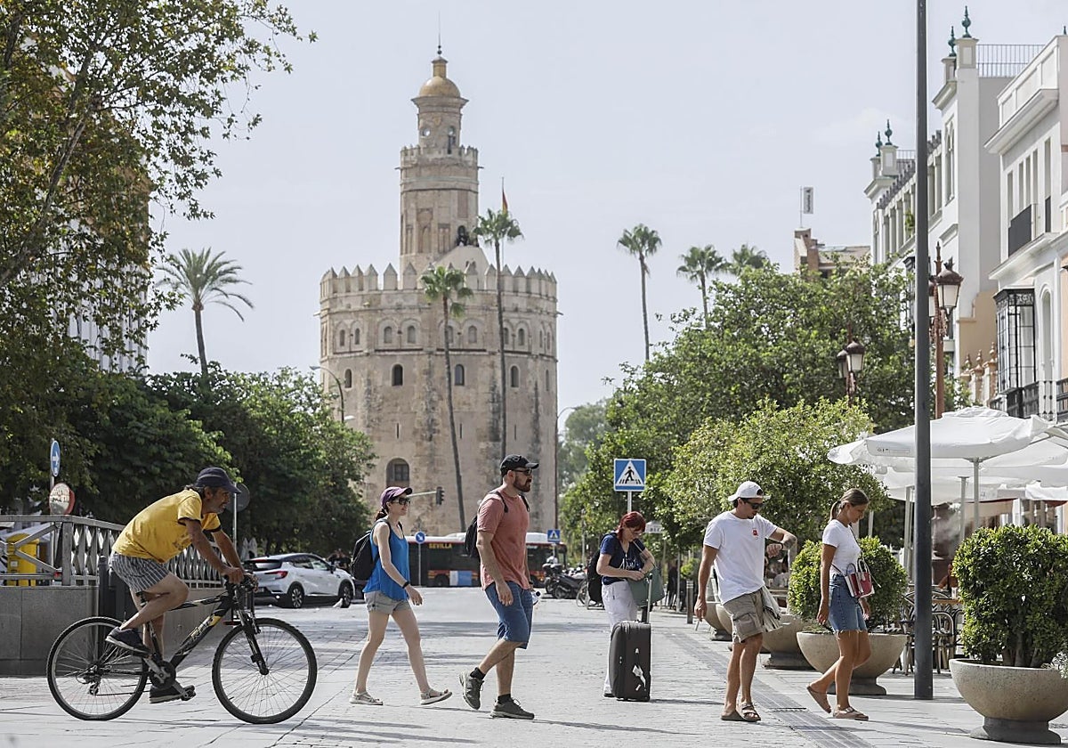 https://s1.abcstatics.com/abc/www/multimedia/sevilla/2026/02/22/turistas-torre-oro-RP5P5WyC6KgrU9kggLoB2WM-1200x840@diario_abc.jpg