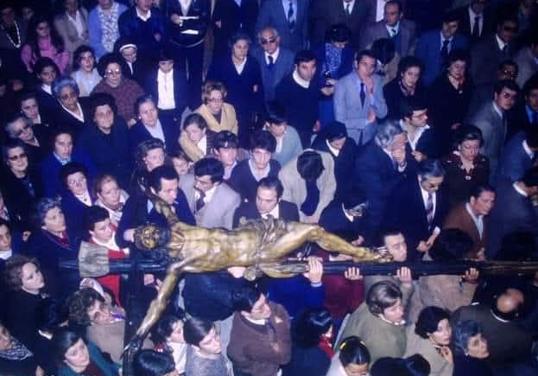 Otra imagen del Cristo de la Misericordia de 1976, esta vez en la calle.