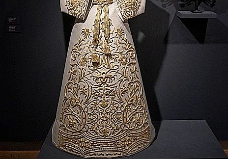 Imagen secundaria 1 - Sayas y mantos recuperados en la Estrella, el Cachorro y la Quinta Angustia.