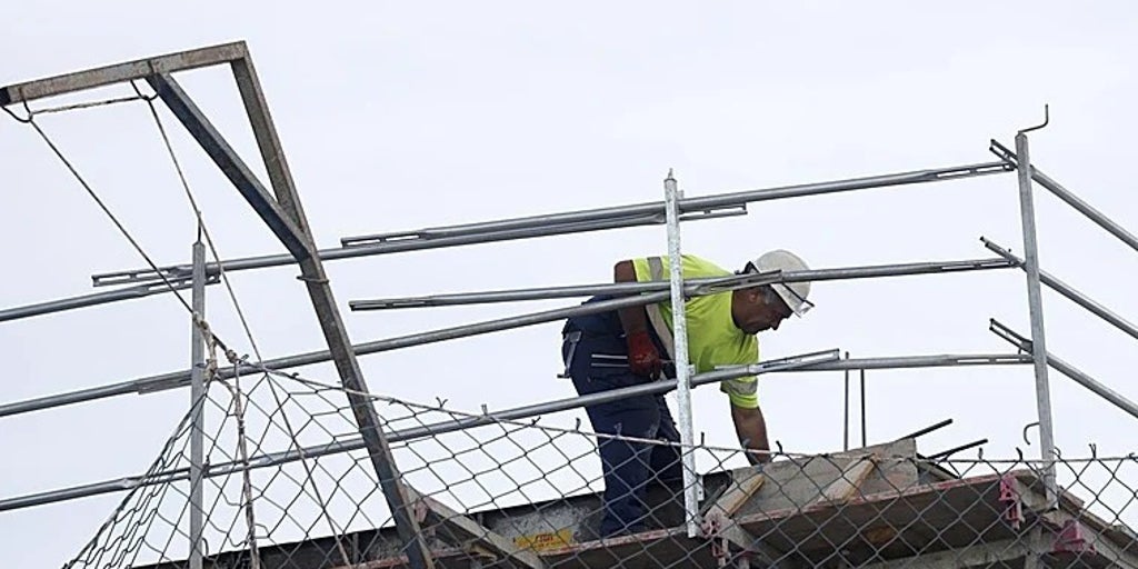 Andalucía encabeza la caída nacional del paro con 2.629 demandantes menos