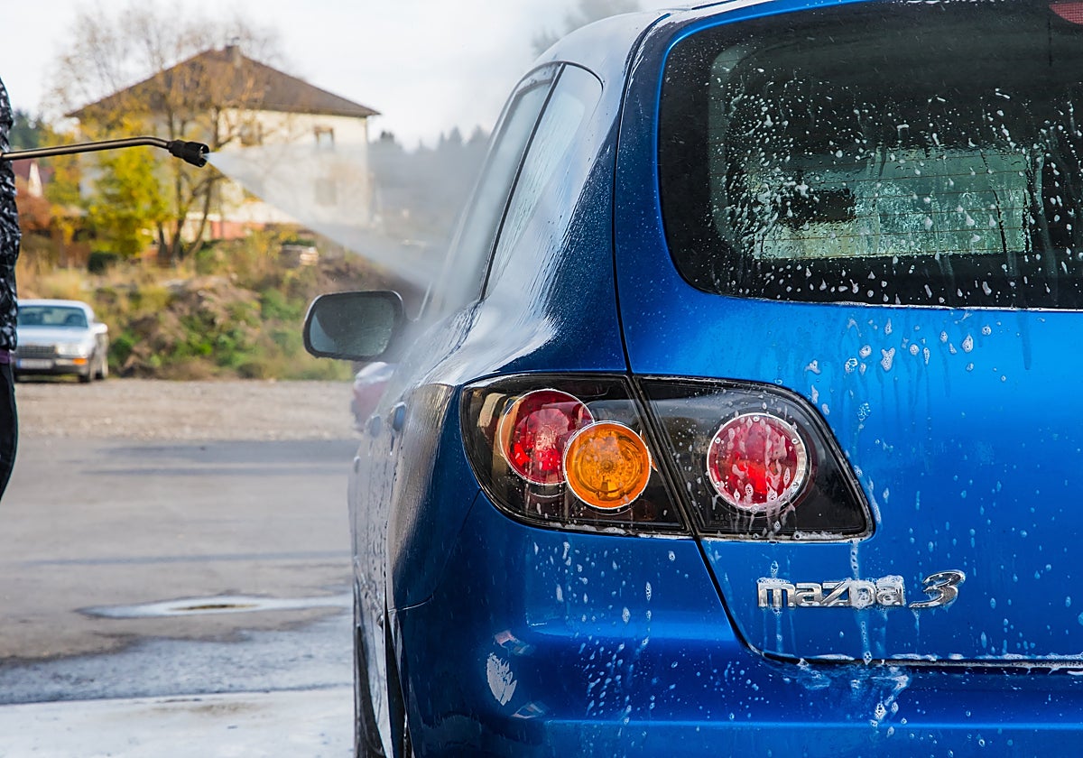 Leandro, especialista en coches: «En Sevilla hay que lavarlo cada tres semanas»