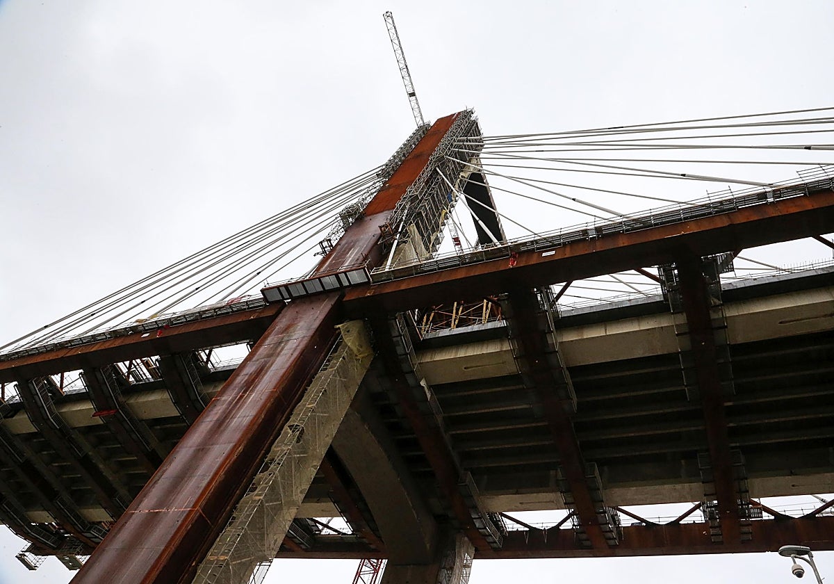 Un informe de Hacienda señala irregularidades en el contrato del puente del Centenario: un incremento de 13,5 millones