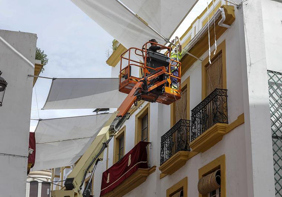 El Ayuntamiento de Sevilla instalará por primera vez toldos en las calles Alfonso XII, Córdoba y José Gestoso