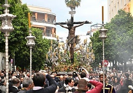 Montserrat convierte las nubes de su vía crucis en preludio del Viernes Santo
