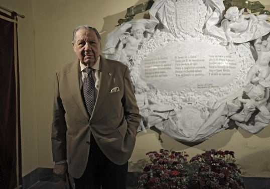 Pepe Moreno ante la lápida de la Duquesa de Alba en el Santuario Gitano.