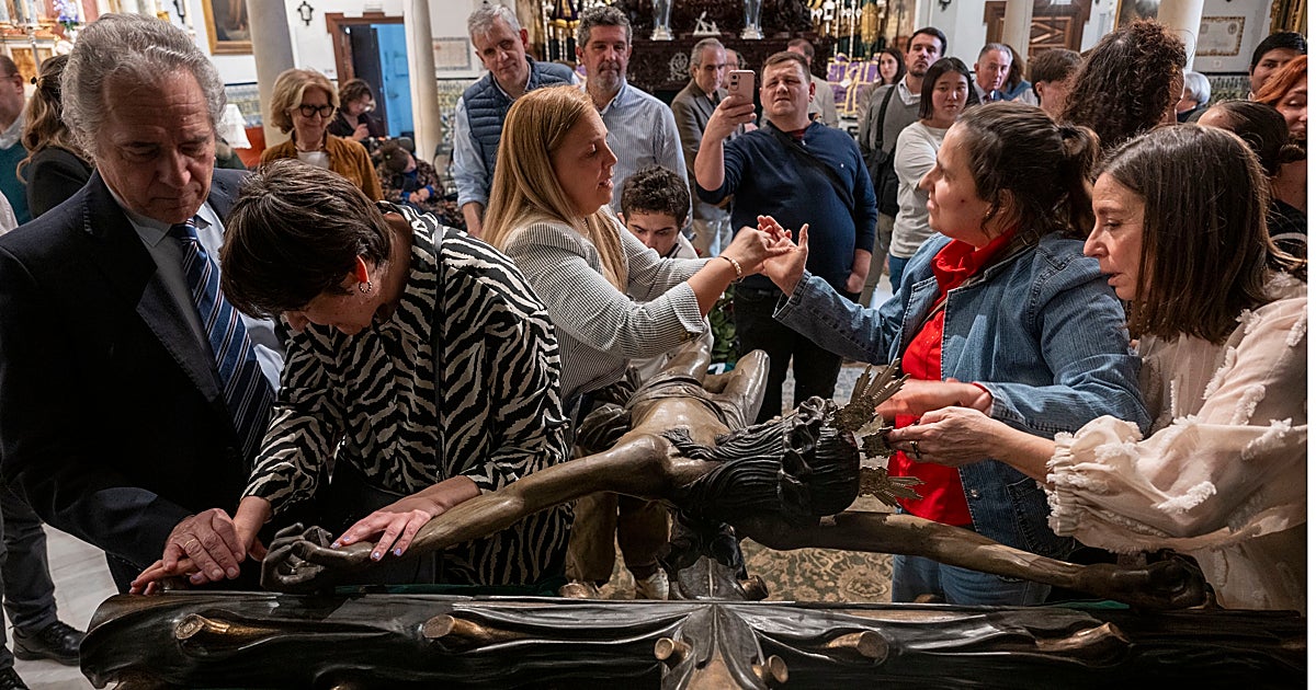Los sordociegos descubren la Semana Santa de Sevilla tocando al Cristo de la Vera Cruz