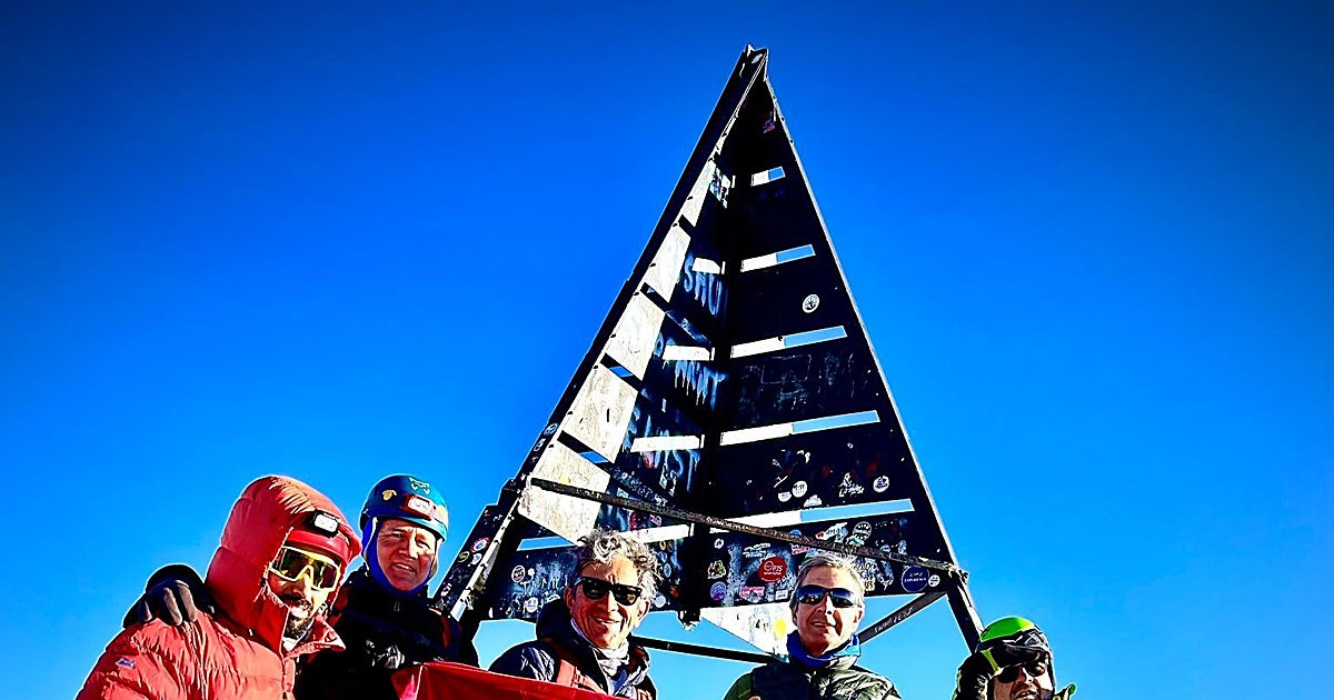Alpinistas sevillanos coronan cuatro picos de más de 4.000 metros enarbolando la bandera de la ciudad