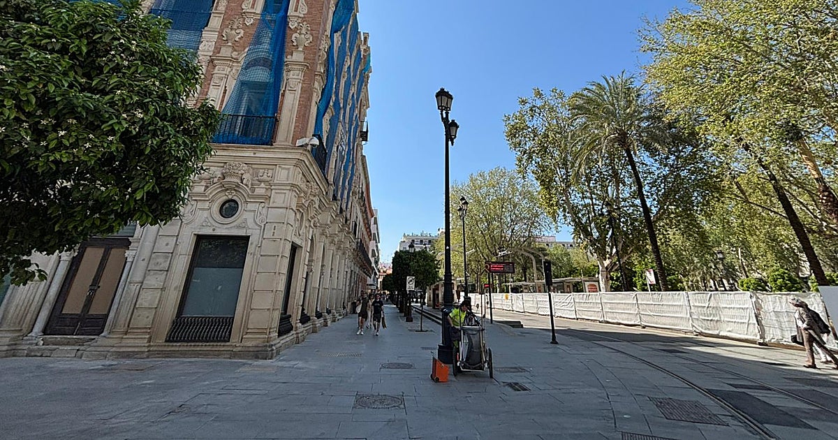 Retiran el cajón de obra de Plaza Nueva que impedía el paso de cofradías en Semana Santa
