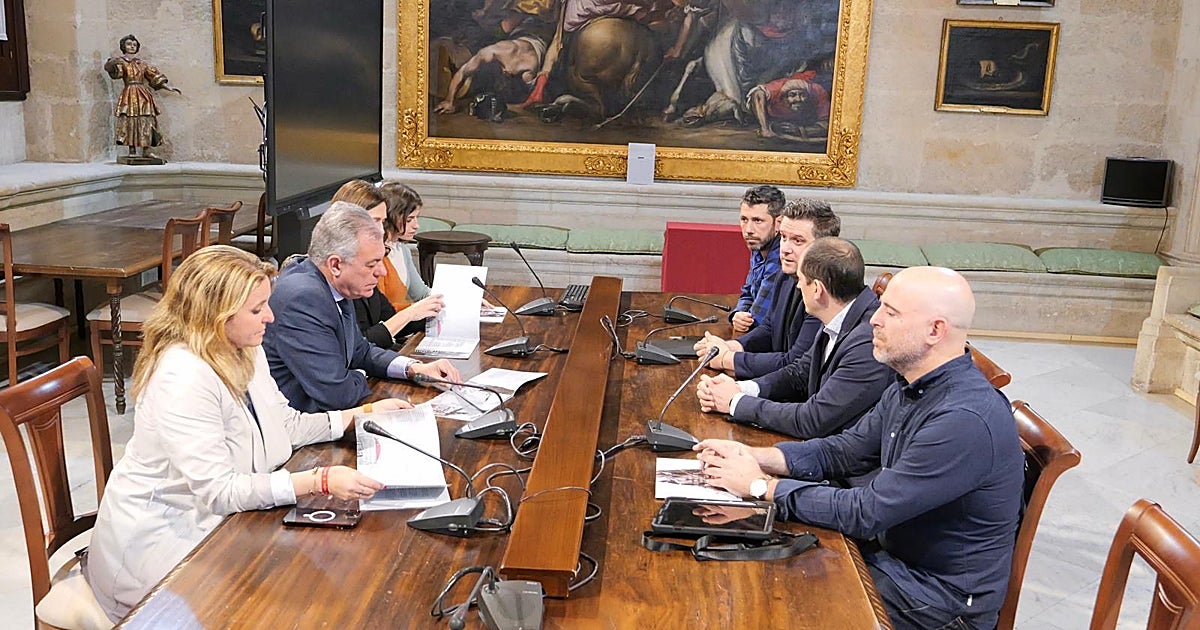 El alcalde de Sevilla se reúne con los productores de 'En el nombre de Marta', la serie de Netflix inspirada en el caso de Marta del Castillo