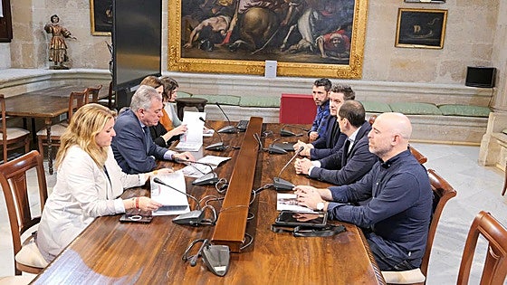 El alcalde de Sevilla se reúne con los productores de 'En el nombre de Marta', la serie de Netflix inspirada en el caso de Marta del Castillo