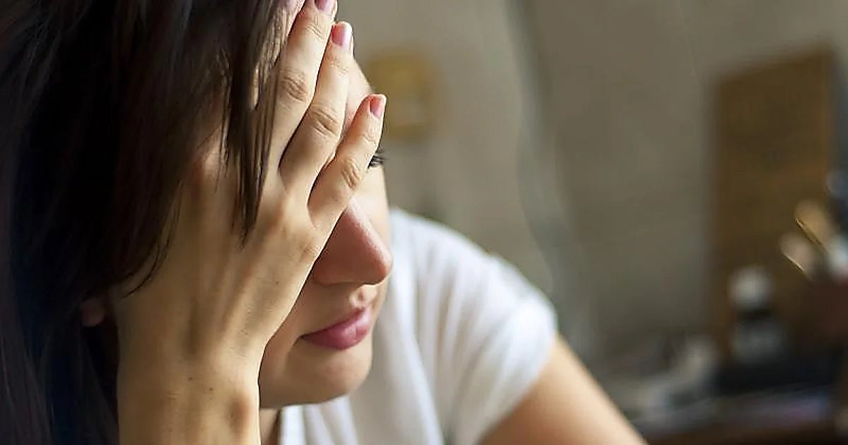 Juan Manuel Ceballos, neurólogo: «El vino tinto, el chocolate o el queso viejo pueden favorecer la aparición de migrañas»