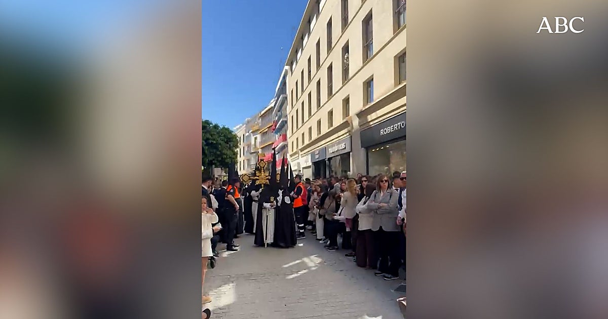 El cambio de recorrido de la Borriquita provoca el primer tapón del Domingo de Ramos