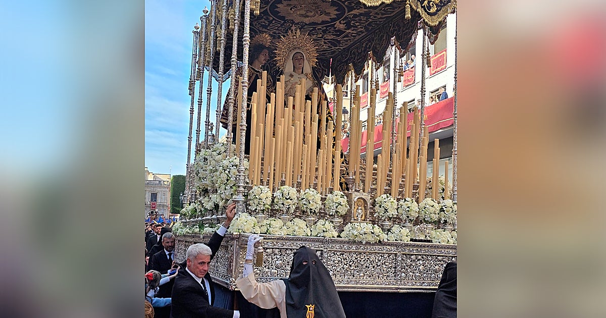 La rotura de un varal del palio de la Virgen de los Dolores de Jesús Despojado obliga a hacer las levantás a pulso