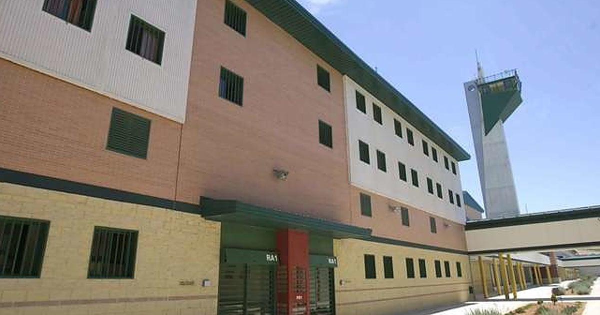 El ataque de un interno deja tres funcionarios heridos en la cárcel de Sevilla II