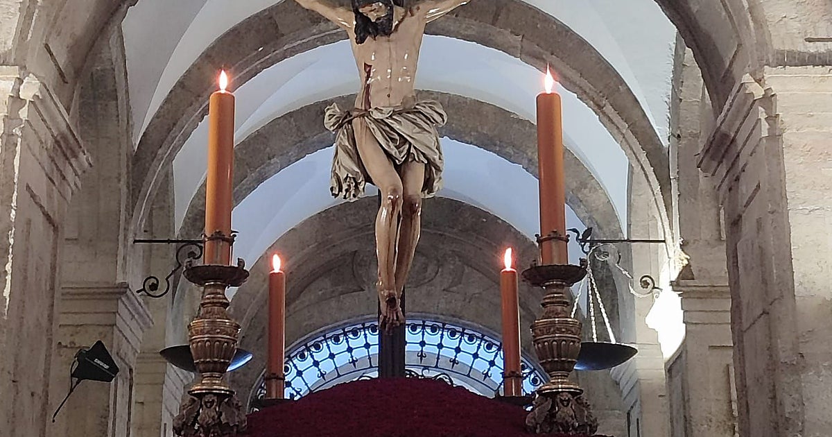 El Cristo de la Buena Muerte de los Estudiantes cambia los lirios morados por claveles rojos