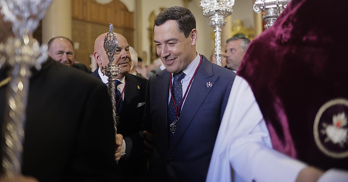 Juanma Moreno levanta el palio de la Virgen de los Dolores del Cerro este Martes Santo en Sevilla