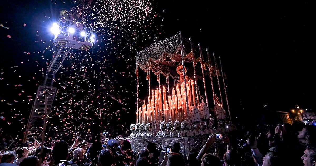 Historia de una foto: petalada a la Virgen de los Dolores del Cerro