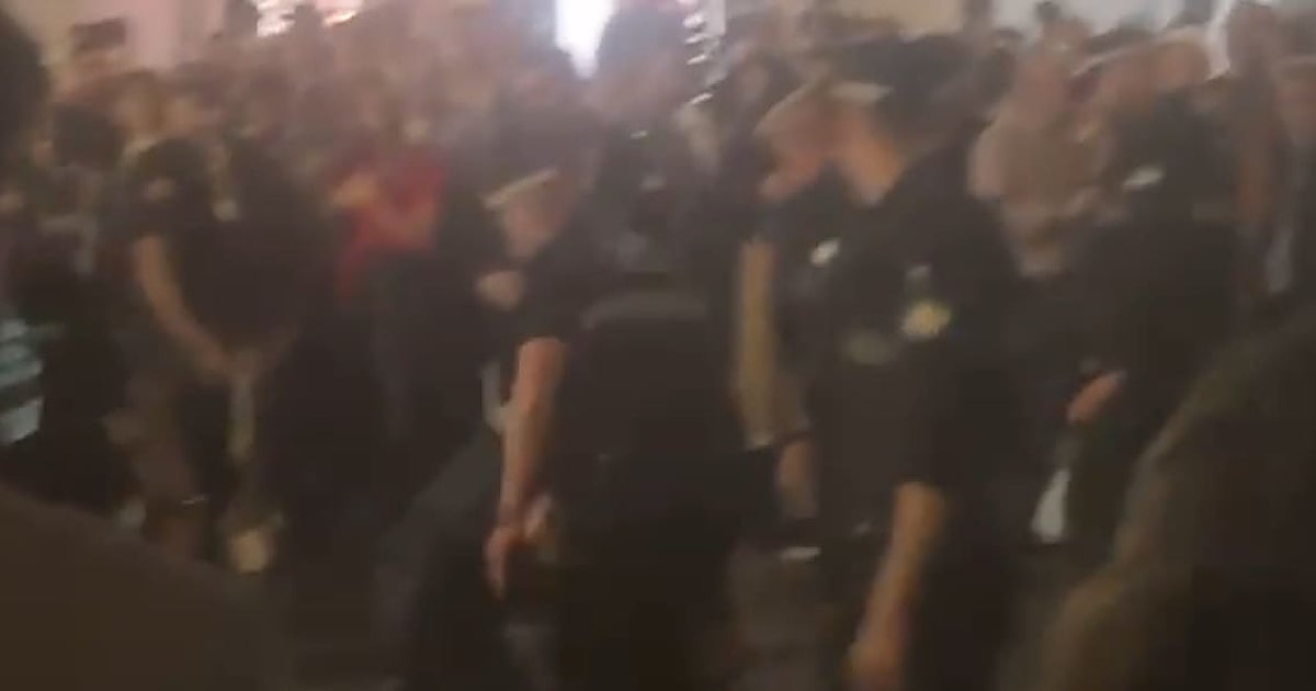 La Policía reduce a un hombre junto a la Giralda