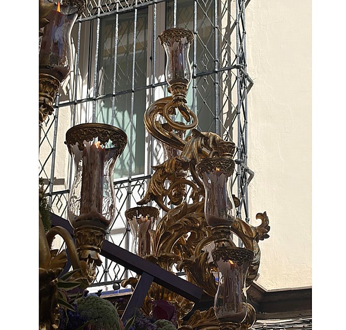 Detalle de candelabro roto del paso del Cristo del Buen Fin.