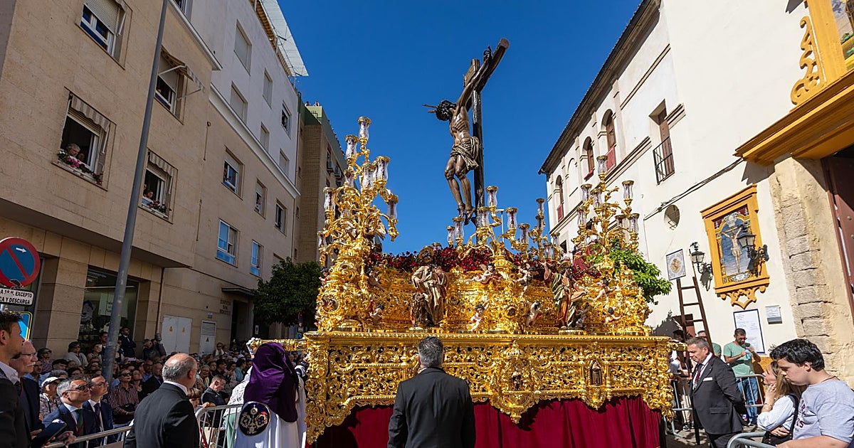 Se cae una tulipa del Cristo de la Sangre de San Benito en plena calle Sierpes