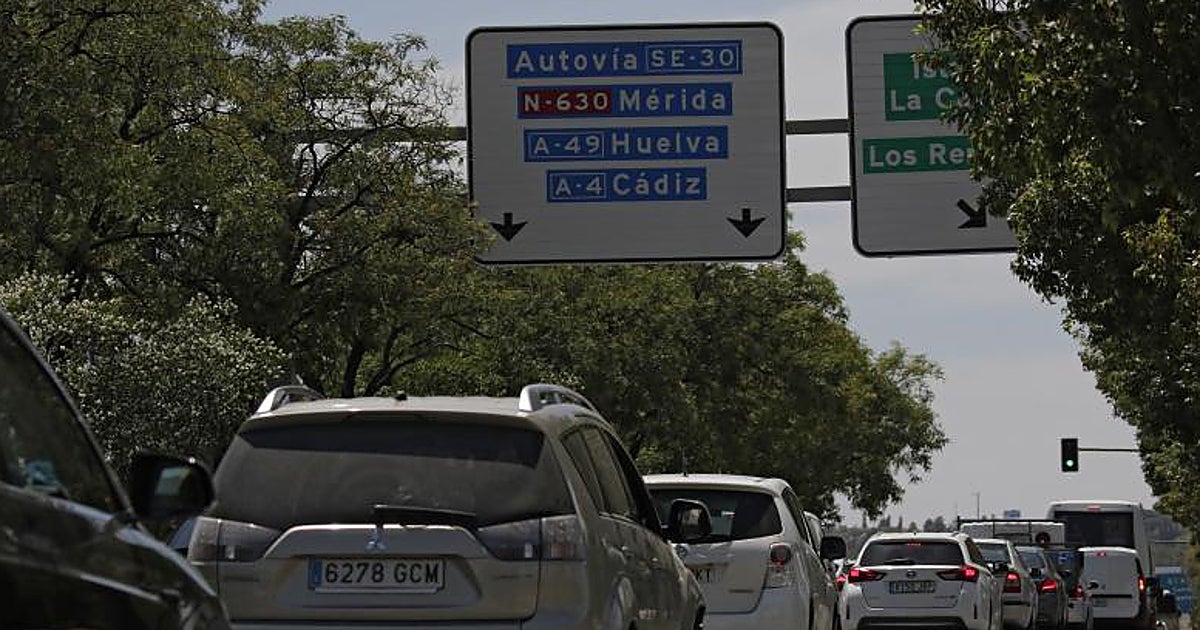 El Jueves Santo registra retenciones kilométricas de tráfico en las salidas de Sevilla hacia la costa