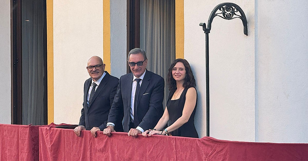 Isabel Díaz Ayuso disfruta del Jueves Santo en Sevilla en el balcón de Carlos Herrera