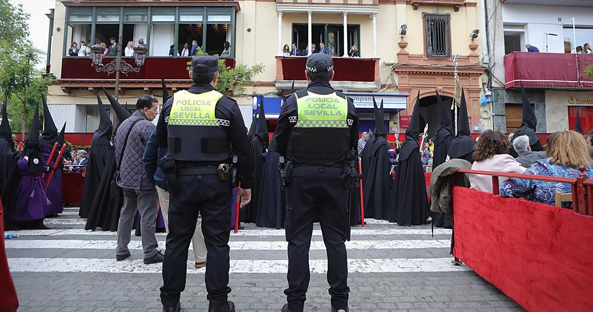 La Policía Local de Sevilla intercepta en el entorno de la Catedral a un alemán que realizaba fotografías a menores de forma encubierta