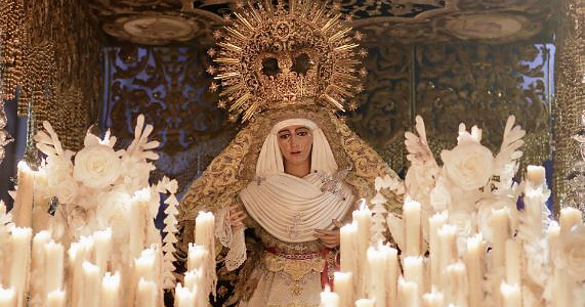 La Esperanza de Triana cumplió en el cruce con el Gran Poder y volvió el palio a la cruz de guía