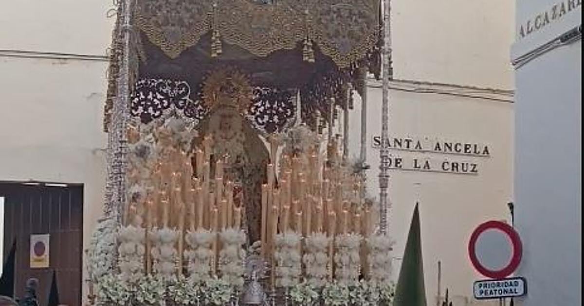 El emotivo desvío de La Esperanza Macarena para saludar a sus fieles en la calle Alcázares